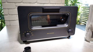 A Humidifying Toaster Ensures Breakfast Isn't a Dried-Out Disappointment